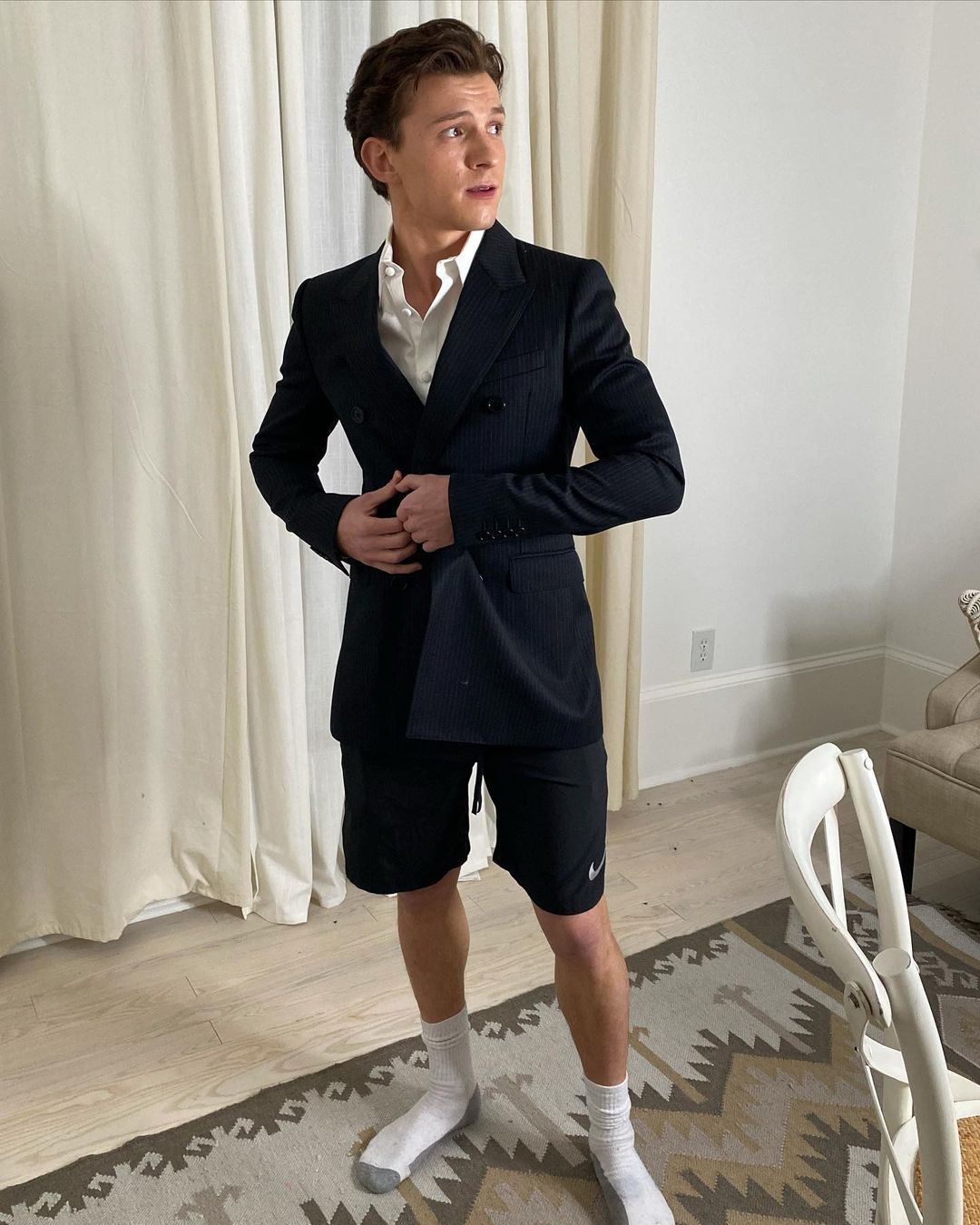 「蜘蛛俠」Tom Holland視像訪問唔著褲?官仔骨骨幕後爆笑一面,網民:係在家工作嘅我