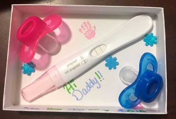 坊間也有很多不同的懷孕喜訊公佈方法,例如叫另一半矇眼摸一堆嬰兒用品,又或是在禮物盒裏藏驗孕棒等等。在外國公佈嬰兒性別時更要開一場盛大的派對來公佈呢~