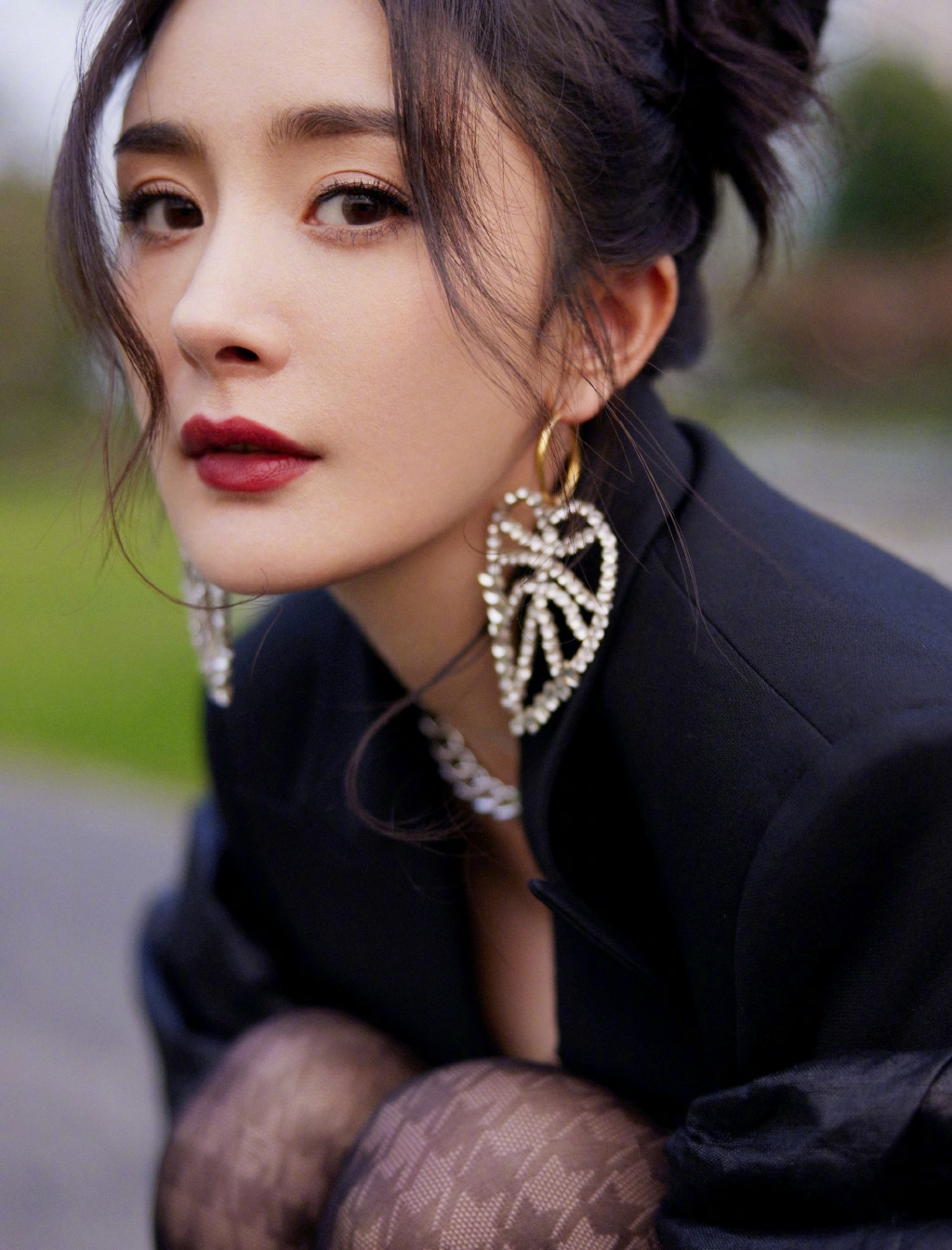 楊冪拍時尚照被指發福/圓潤背影/網民力撐身材好