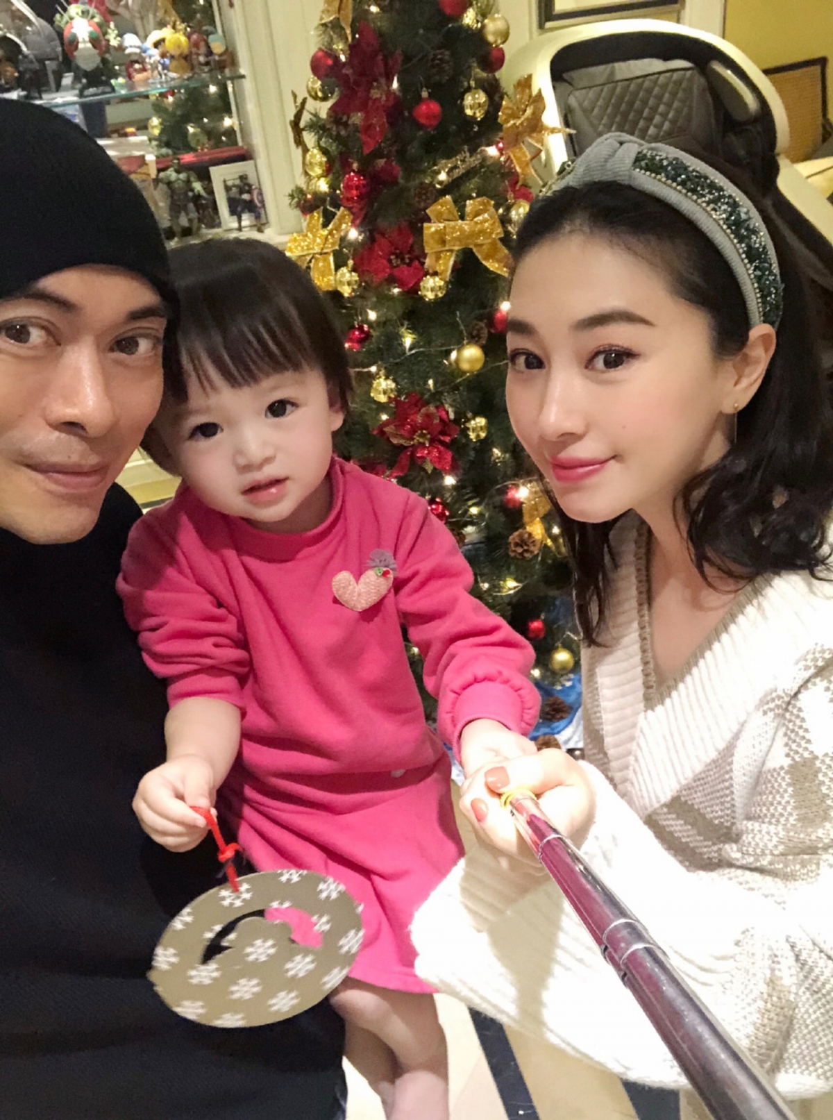 【味之天使】當年因樊少皇被爆出已有一及結婚十多年的老婆陳少霞,更生了一兒一女,但是卻為了跟JJ在一起而不顧家庭,因此當年不少網民都圍攻樊少皇與JJ。