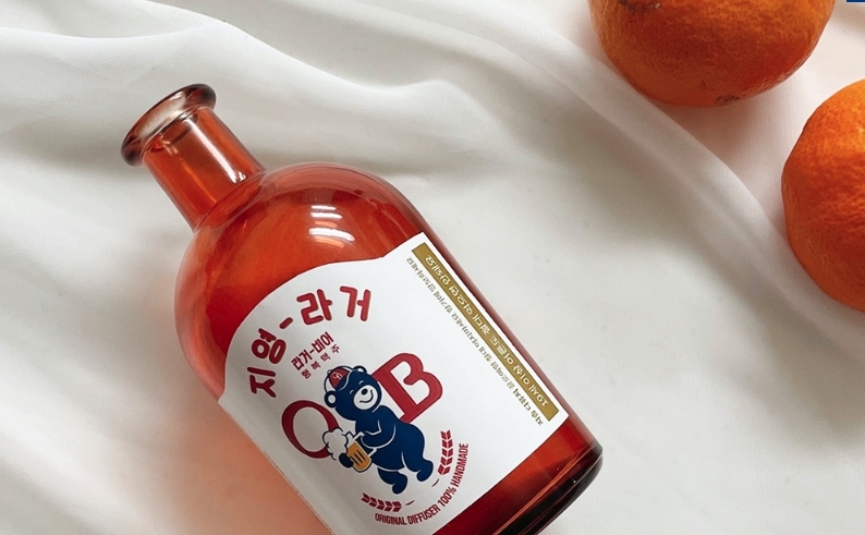 最特別的是瓶身標籤上的文字、年份等都可以自訂不同內容,可以寫上朋友/愛人的名子,也可和寫下心意訊息,年份也可以更改,記下重要的日子,令這瓶香薰更加獨一無二,成為一份讓人深刻的特別禮物。