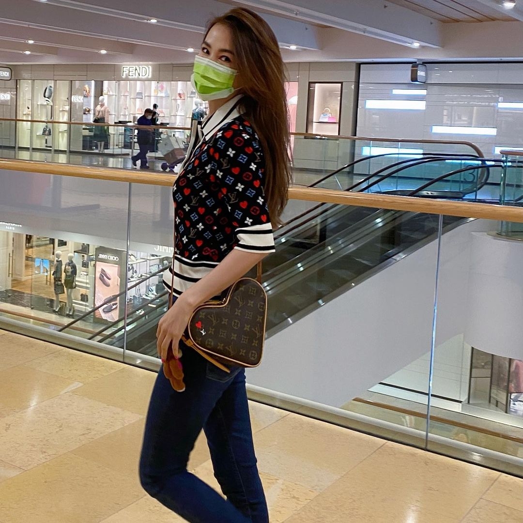 諸葛紫岐的靚相對於愛手袋的女士們理應相當有「可看性」,不過有網民就認為她高調炫富