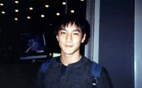吳彥祖於1997年開始當模特兒,後來與馮德倫合作出演《美少年之戀》而正式入電影圈,憑藉英俊的臉龐一出道加一口「唔鹹唔淡」的廣東話更見可愛