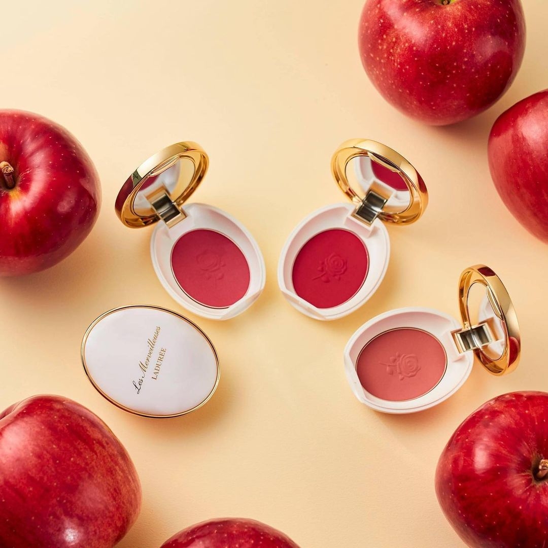 盤點4款夢幻「浮雕胭脂」,innisfree山茶花、Ladurée玫瑰腮紅美得令人窒息!