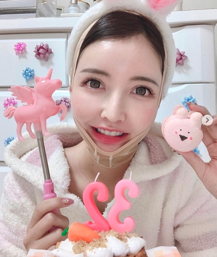 在妹妹千加的32歲生日，甚至戴著固定器渡過呢～不過看來她也十分興奮和滿意。