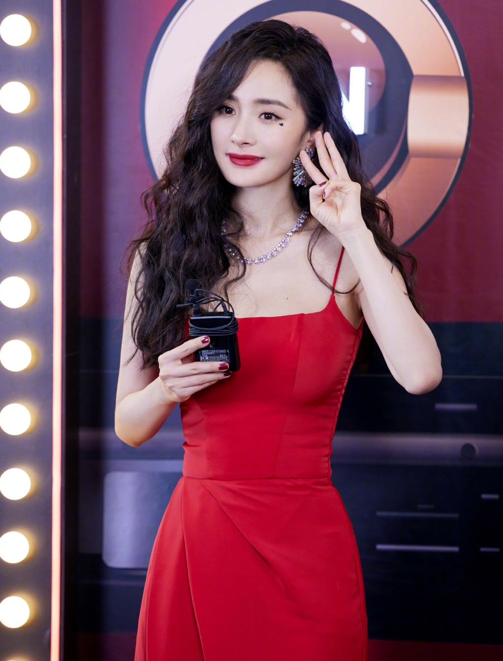 楊冪拍時尚照被指發福/圓潤背影/網民力撐身材好