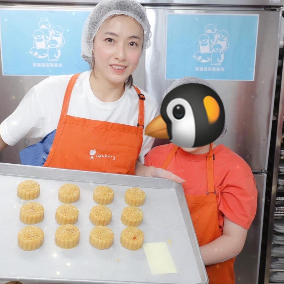 甘比對於小孩也有一套育兒方式,即侯兒女是富二代,但是她仍會帶著兒女一起坐地鐵