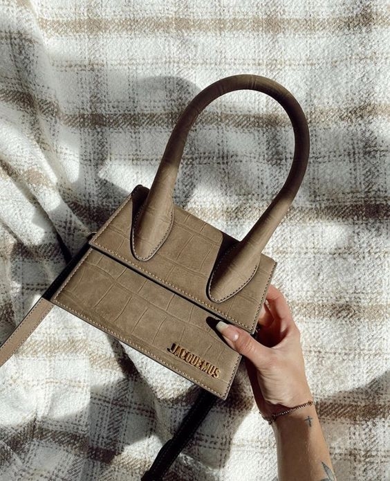 近年不少品牌如Jacquemus、Bottega Veneta、Chanel、Louis Vuitton等都紛紛推出容量超小的「小廢包」