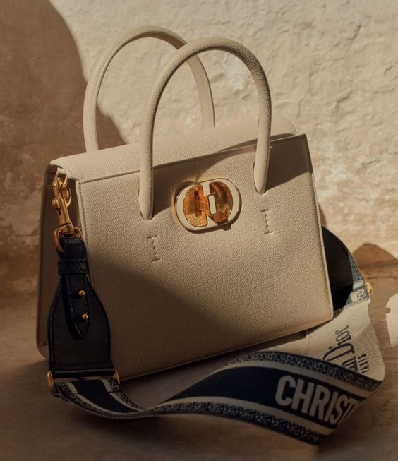 加幅相對較少的就是這款「Dior Medium St Honoré Tote Bag」,由原本的USD$4,500加至USD$4,600,共加了USD$100