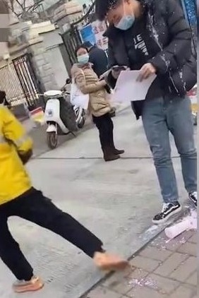 外賣員在淋完後生怕被打,迅速拔足逃離現場。惟他被潑後似乎不知發生何事,一時未能反應佇立在原地。他一臉茫然,外賣員見狀向男子展示訂單內容,疑欲向他解釋自己只是按單行事。