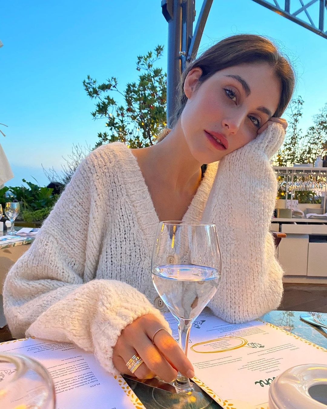 黎巴嫩祖孫三代同堂,凍齡嬤嬤外貌不輸後輩,三人絕美合照力證基因強大令網民驚嘆!