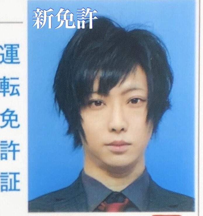 他也分享出他駕照的前後對比,現在的男生原生樣子也變得十分帥氣呢!摘下眼鏡,貼了雙眼皮膠紙的他讓眼睛變得炯炯有神,而皮膚看來也下了不少苦功。