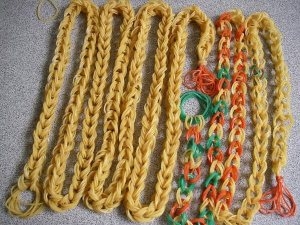 【懷舊玩具】跳橡筋繩是女生們都一定玩過的小玩意,只需把橡筋串起來,形成一條長長的繩子,就可以開始玩了~