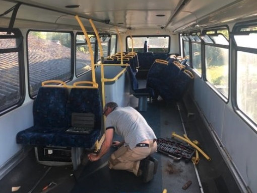 英國-情侶-住巴士-doubledecker129