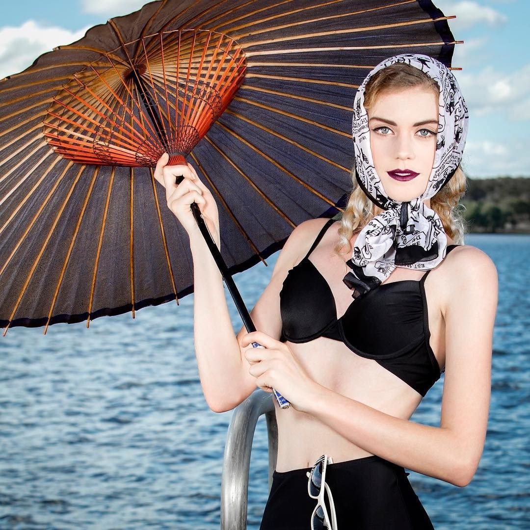 22歲澳洲女子左右不分，為防止迷路，竟在手上紋身「L、R」分辨方向？