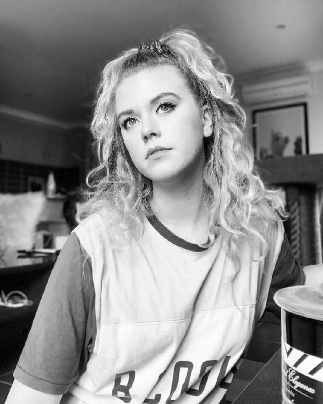 22歲澳洲女子左右不分，為防止迷路，竟在手上紋身「L、R」分辨方向？