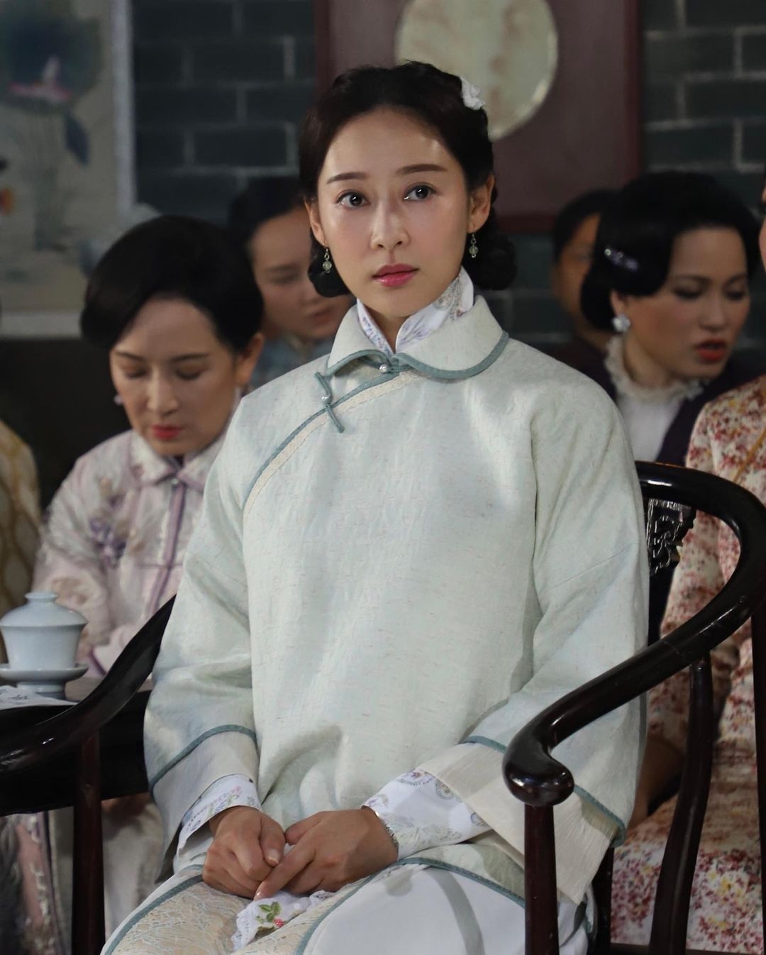 現年43歲的楊卓娜憑著《愛·回家》霞姐一角為人熟悉，跟霞姐一角的形象一樣，楊卓娜一直予人一種溫婉賢淑的感覺。