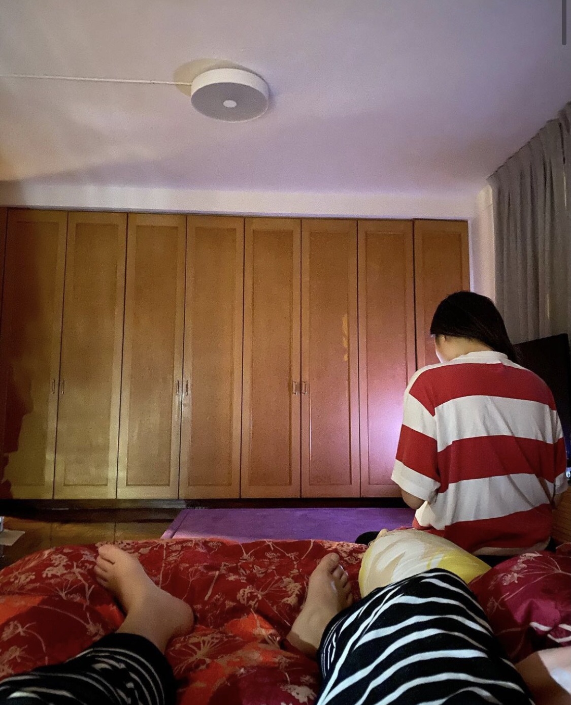 育有4子女的Bob王盛斌和老婆Pearl黃乙頤家中的氣氛都十分和諧美滿~今年新年更稱自己「拜年其實攰過返工.........」情人節時更po出一張軟攤在床上休息的相片,而老婆就坐在床邊的背影。床照紛紛引來網民的遐想,指他如此的情人節放閃圖十分另類~