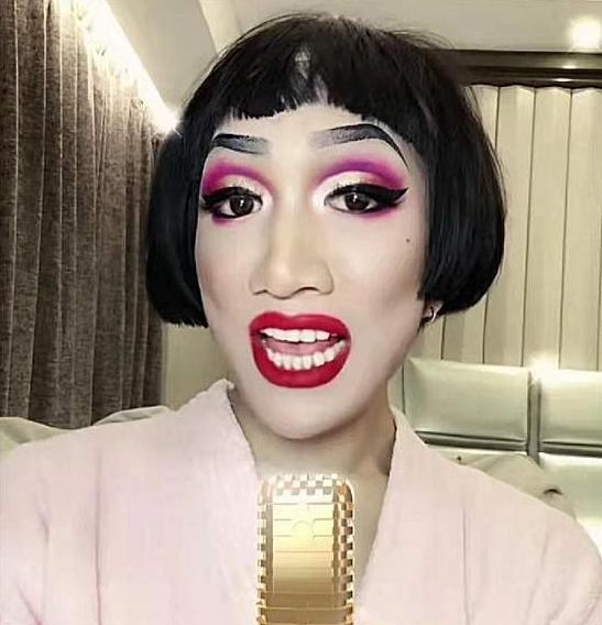 近日人氣爆燈的「韓美娟」在內地社交平台抖音和快手都坐擁幾百萬粉絲。起初吸引人的就是他那古怪出位的裝扮和言論。酷似Drag Queen的妝容,包括那超重的陰影、色彩繽紛的眼影、彎到額頭上去的眉毛和厚厚的假眼睫毛都一一掩蓋了他真實的一面!