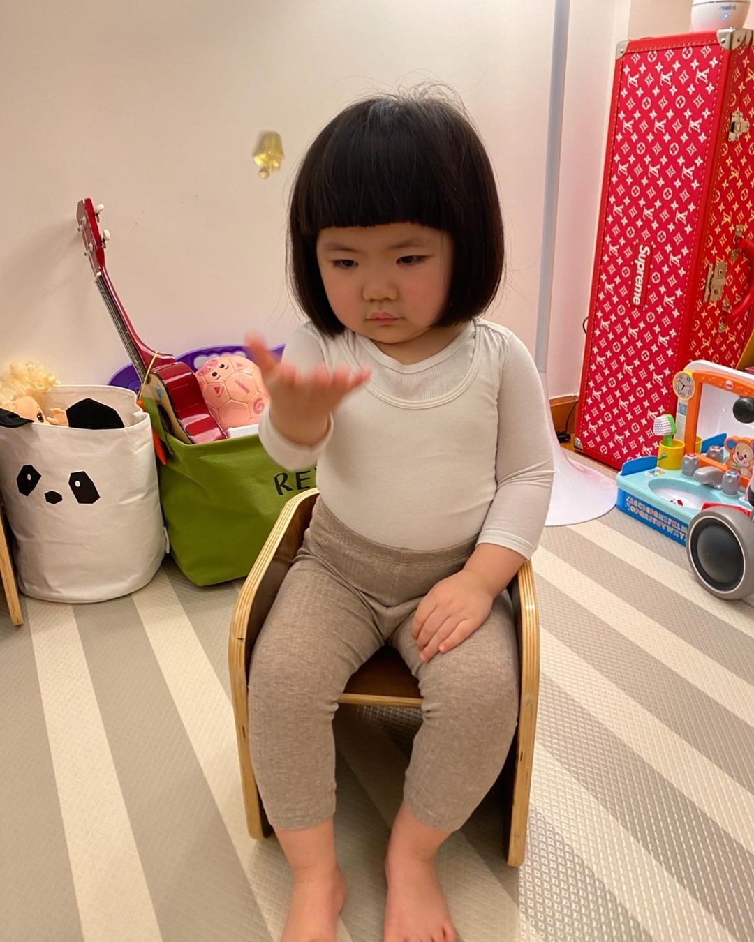 Lucy 的專屬 instagram @lucy.is.good 已經坐擁 21.5 萬位 followers,背後全靠潮媽梁志瑩用心經營,令不少人都中了 Lucy 的毒