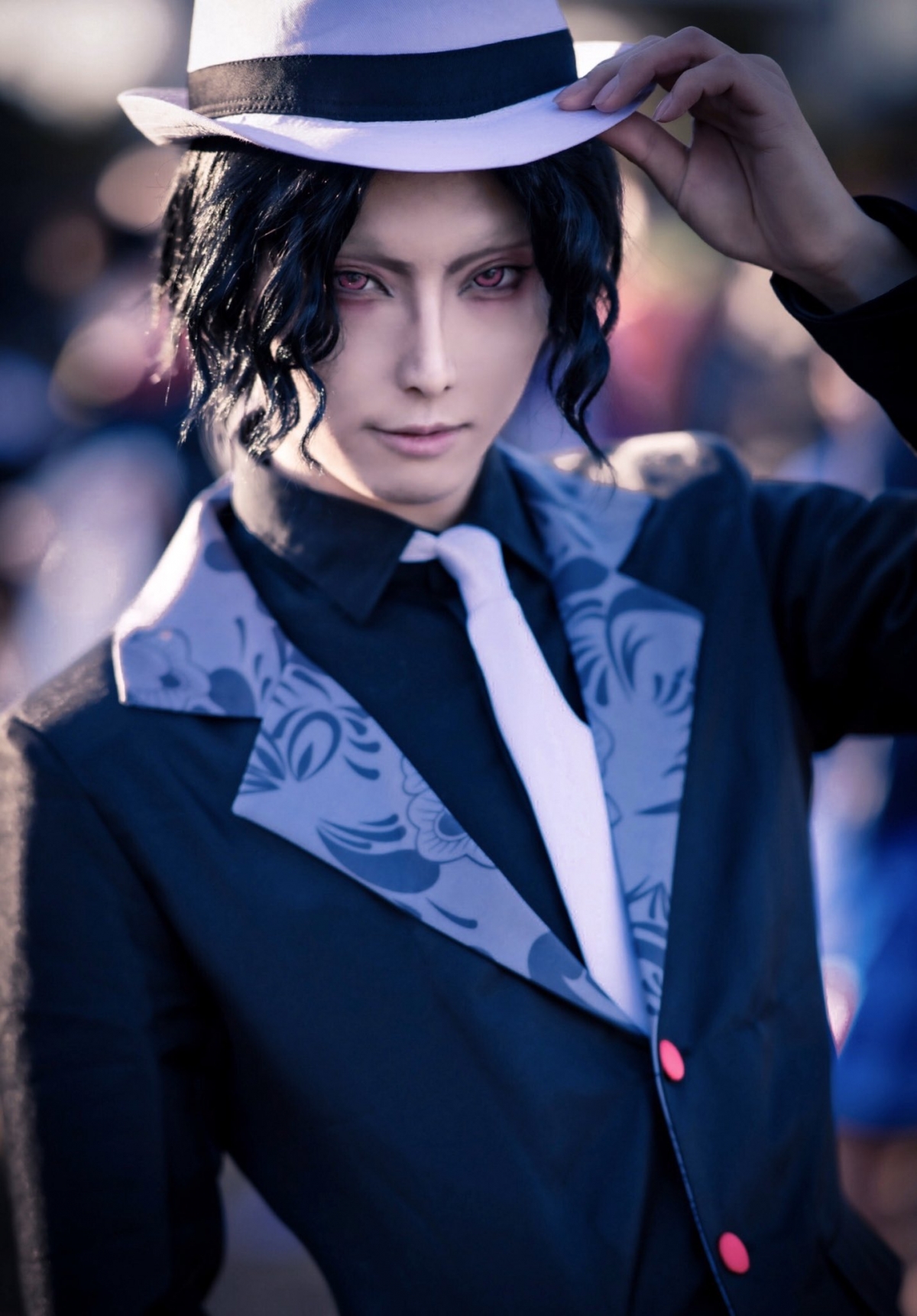 沒有貼雙眼皮貼和化眼妝的他,看起來也有點像韓星,造型百變,集多種魅力在一身!這副「小白臉」根本就是年輕妹妹會喜歡的型。