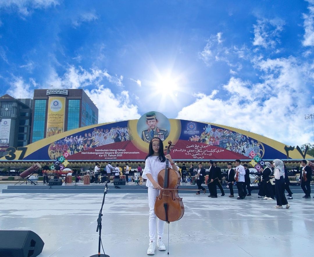 吳尊10歲女兒為汶萊國王演奏大提琴!繼承父親長腿,精通芭蕾樂器,宛如貴氣小公主
