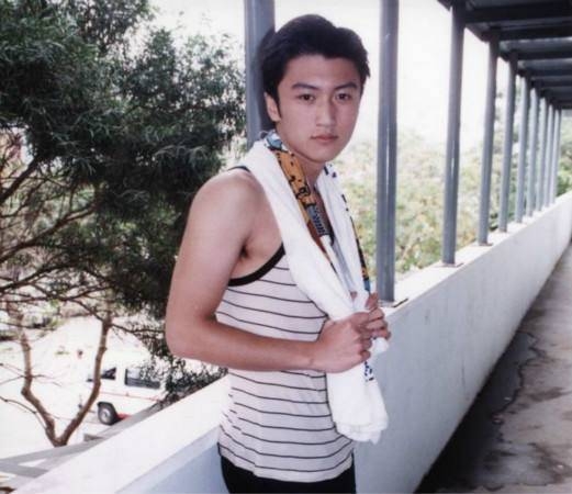 謝霆鋒是男神相信也無容置疑~當年謝霆鋒的放浪不羈形象真的是成為了一眾男生的模仿目標之一!