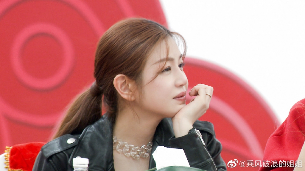 陳妍希一向以清純、小仙女的氣質俘虜了不少粉絲,近年已經逐漸褪去baby fat的她,在《乘風破浪的姐姐2》的輕熟造型更一洗「小籠包」時期的包包臉污名!