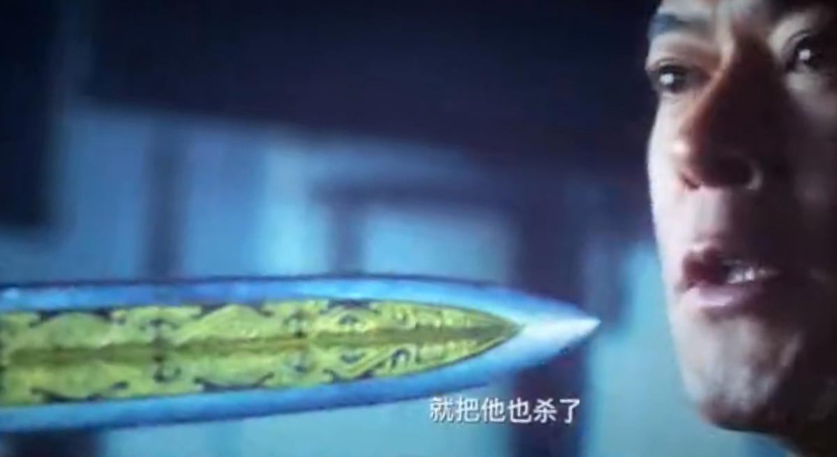 嬴政拿起劍快速剌向項少龍的方向,不過就未知有沒有刺中,整個人物性格的刻劃似乎不輸當年的兇殘感。