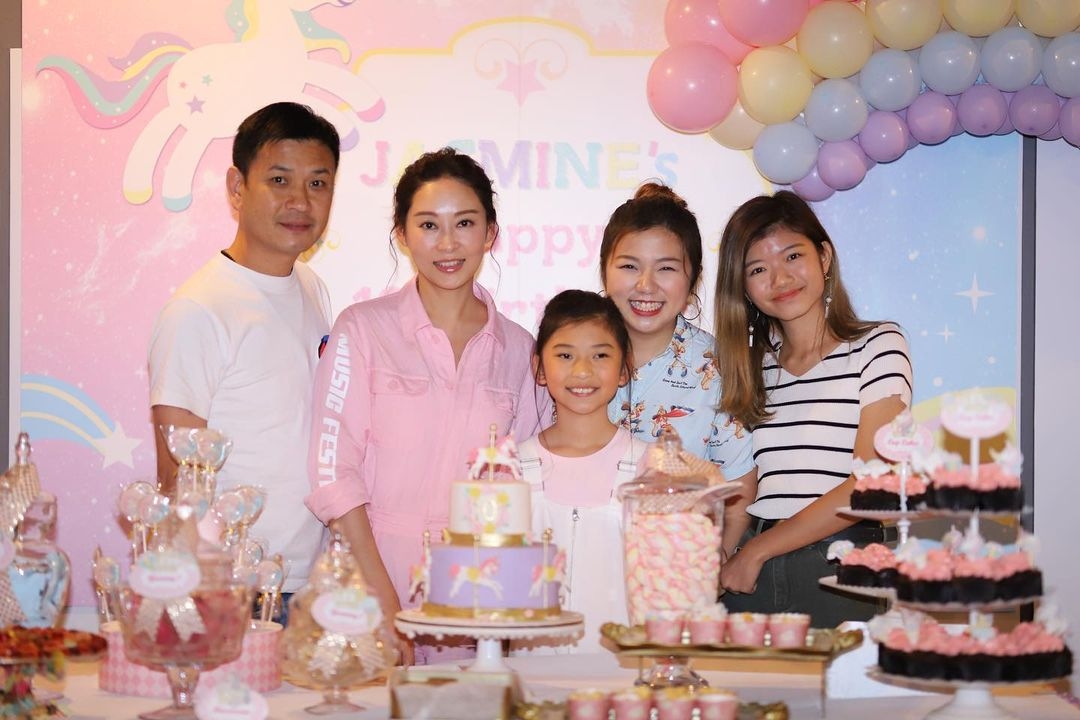 「廣告燈箱大王」楊志翹早年喪妻，與兩位女兒相依為命。直到邂逅任教女兒手工藝班的導師楊卓娜