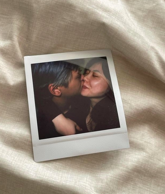 不過,她也立刻解釋,自己當時是因為在中三時跟交往很久的男友分手,而他很快就交了新的女朋友。當時因為太生氣,就答應了所有跟她告白的男生,和他們在一起。她也解釋自己當時也都取得了那些男生的同意。