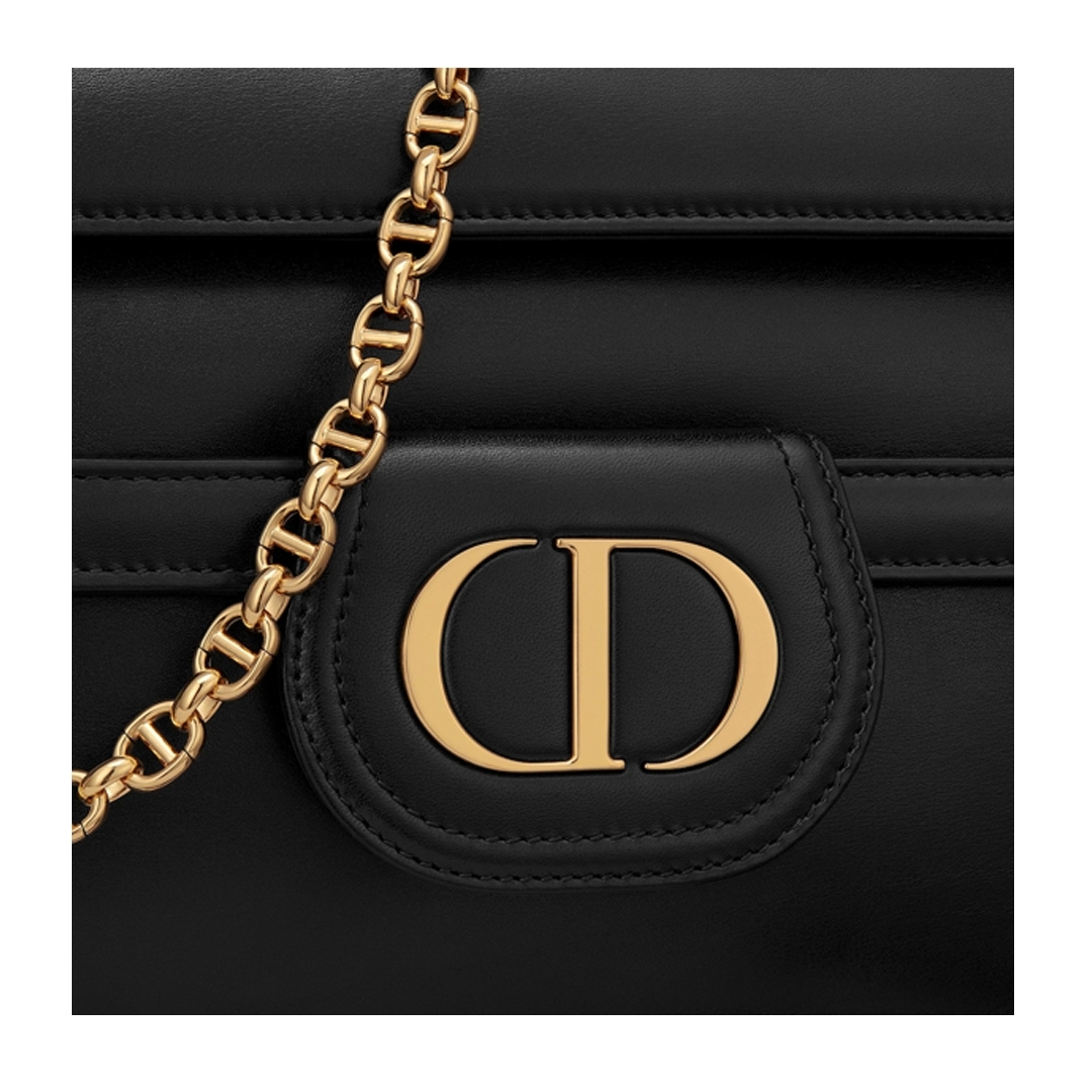 【Dior手袋2021】這條鏈帶更以具有「CD」標誌性的字樣層疊而成為鏈環,真的每個小細節都用心打造!