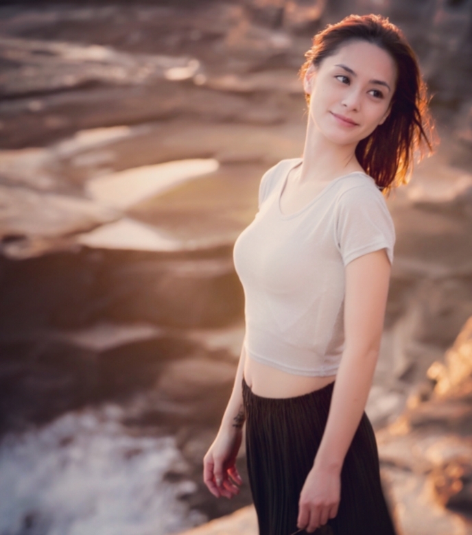 鍾欣潼出道至今都保持著超級靚女,因為不論那個角度都可以拍到超美的樣子,所以被網民封為「零死角女神」~