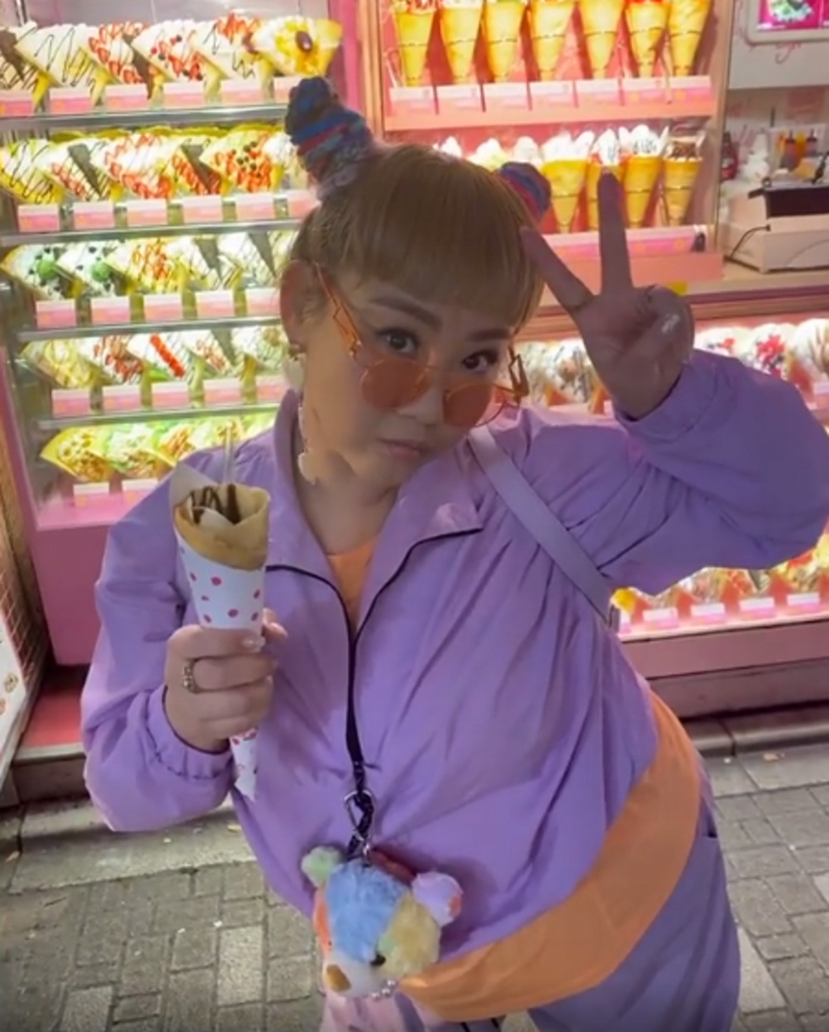 一向性格和穿著都十分歐美的鄭欣宜,日前上載了一張旅行舊照,照片中欣宜的造型和平時十分不同。欣宜穿著一身日系粉色的衣服,加上兩個小髮髻和齊瀏海,造型瞬間超像日本妹!