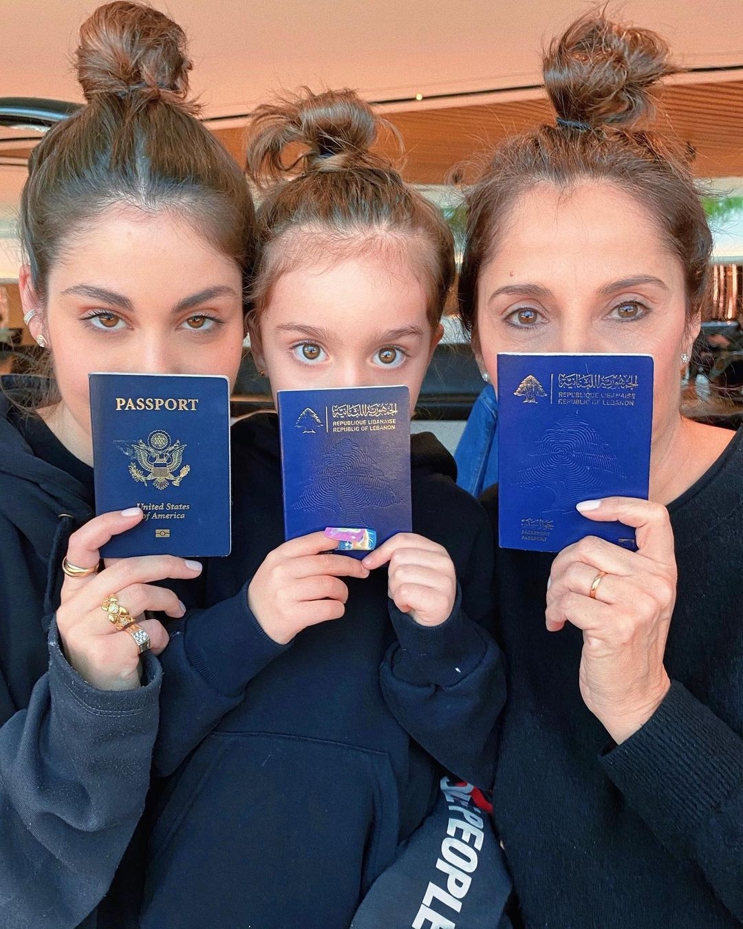 黎巴嫩祖孫三代同堂,凍齡嬤嬤外貌不輸後輩,三人絕美合照力證基因強大令網民驚嘆!