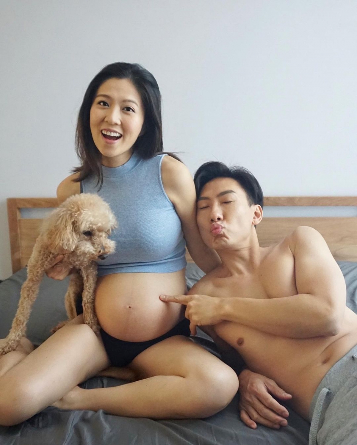【Sing之天使】兩人結婚4年,上年Boxing Day宣布造人成功,透露是男B,更笑言加上愛犬Don Don可組成超級男團。