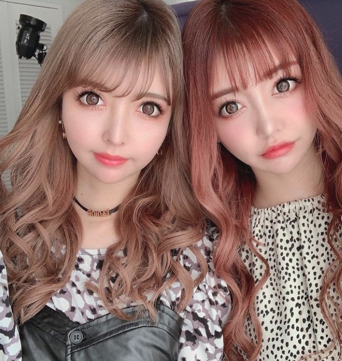 日本一對雙胞胎吉川千惠、吉川千加自24歲起就迷上整容，兩位都自稱「整容愛好者」的孖妹，為了保持一樣的外貌都要雙雙整容。她們8年來已經有無數次的整容經驗，除了臉部的所有部位都有動刀，身體也有進行抽脂。她們也會大方的公開整容的詳細資料和圖片，成為了人氣網紅和模特兒。