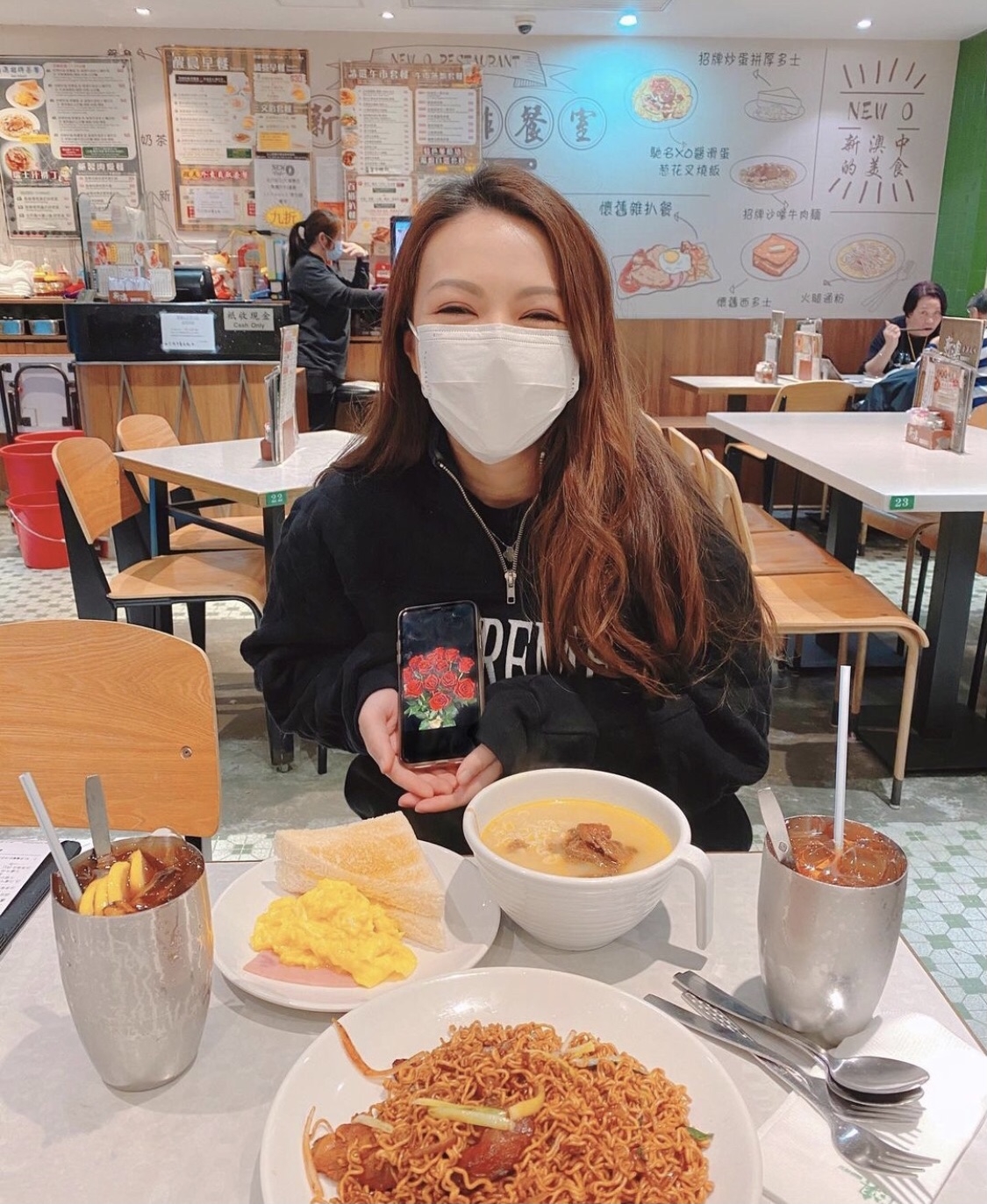 歌手JW王灝兒和老公Tarzan的慶祝方法也引來熱議~十分貼地又賢慧的JW,在情人節也選擇和老公吃茶記,雖然戴著口罩,但樣子也流露十分幸福的心情,自己更找來花束的圖片在手機螢幕中捧著,十分搞笑!