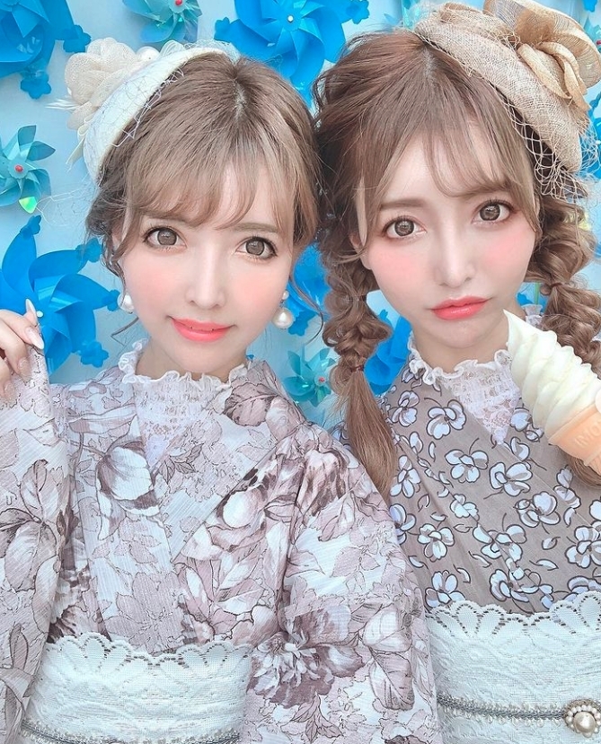 她們更成為了整容所的「2015年整型顧客受歡迎範本」，不少少女都指明要整得跟她們一樣，是一副令人羨慕的樣貌。二人起初以雜誌模特兒出身，自2013年就公開承認整容，在網上分享整容的前後對比，整容諮詢甚至驚人的術後復康，吸引了不少人的好奇，在Instagram上擁有超過12萬粉絲，成功成為了日本整容界KOL。