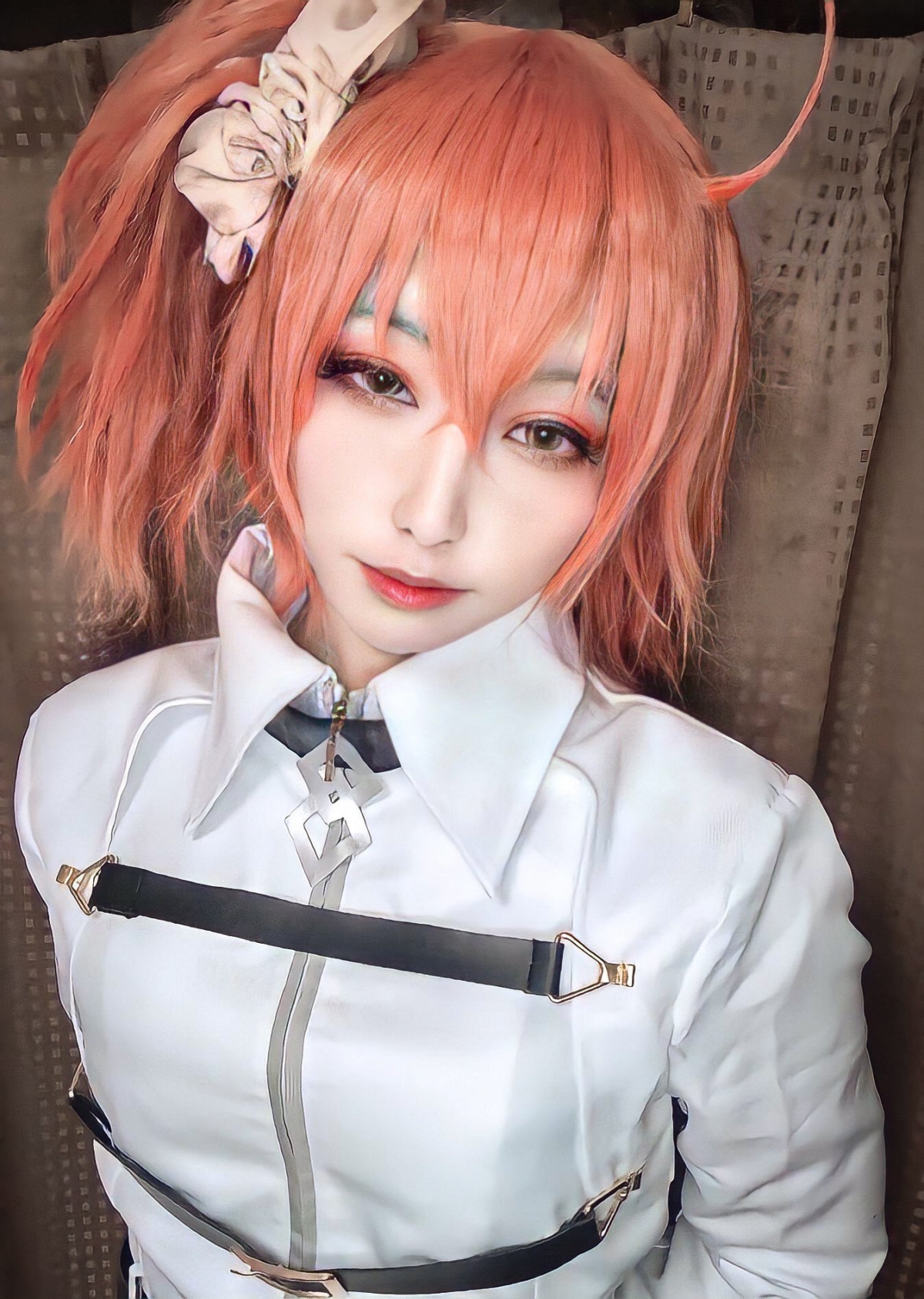 12年前和後的他,無論皮膚、五官、身材和氣質看起來無一相似,說這是同一個人也讓人難以置信。特別是那條引人注目的毛毛蟲眉毛,在改造後也變成了嬌俏整潔的模樣。