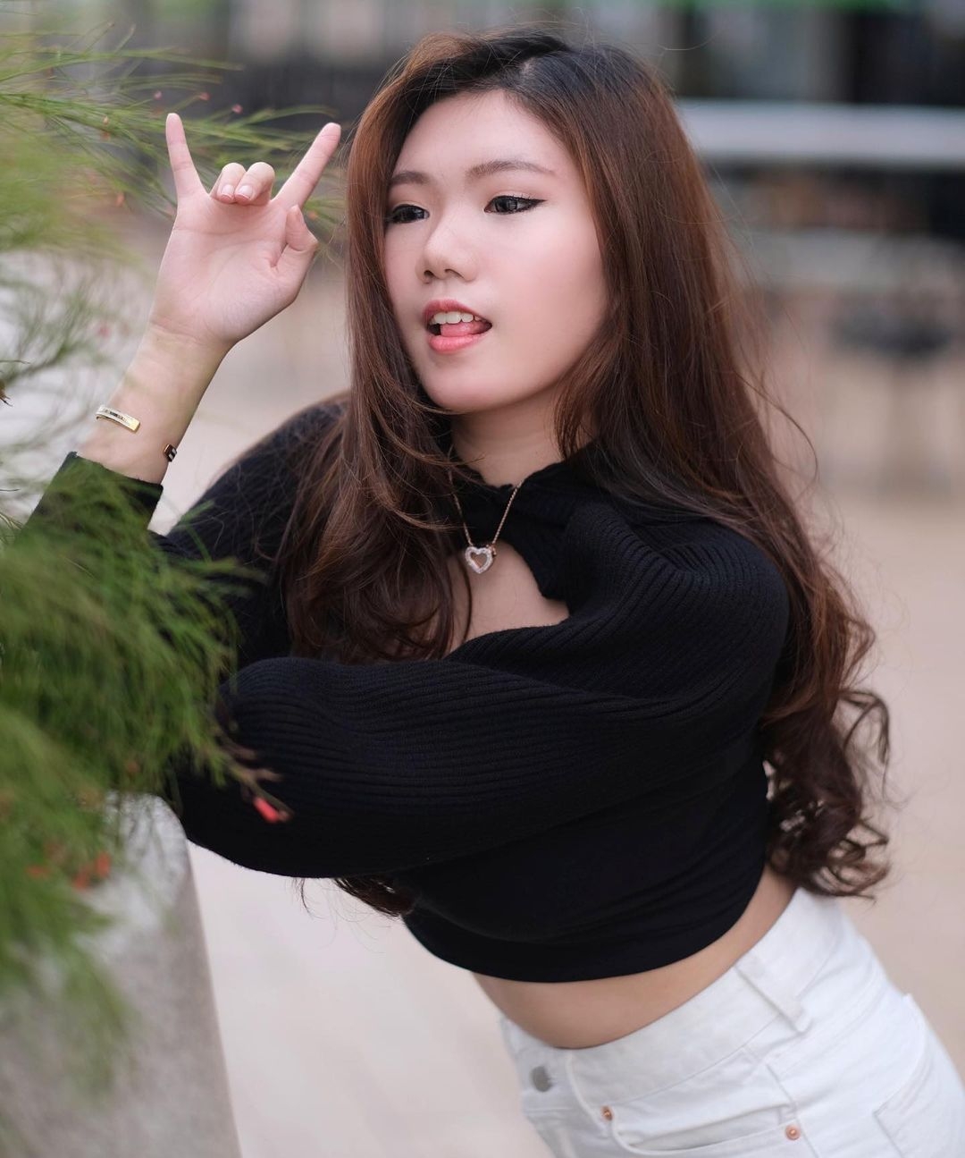 印尼少女拍片教「養蚊」爆紅！竟能神奇操控蚊子、放大腿上吸血？網民：好不安