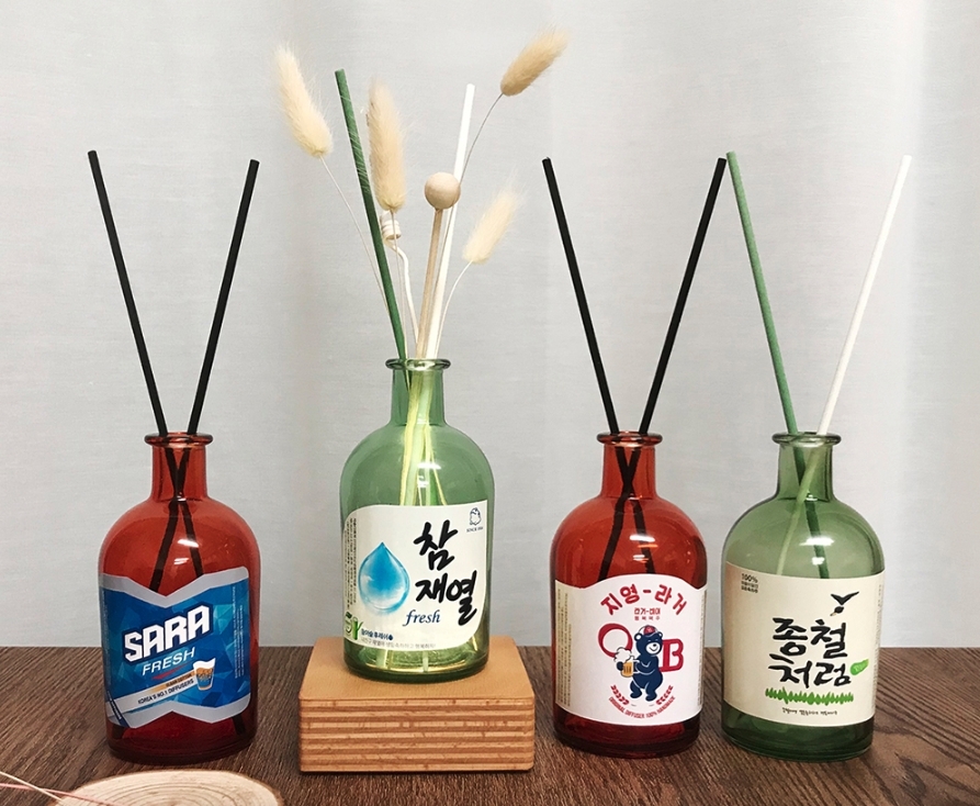近日,韓國網站one room making就推出了一款「燒酒樽香薰」,瓶身造型以燒酒為概念。當中包括真露、初飲初樂、CASS等有名的燒酒和啤酒牌子的瓶樽。酒瓶的大小比一般迷你,方插上便香薰棒擴香。