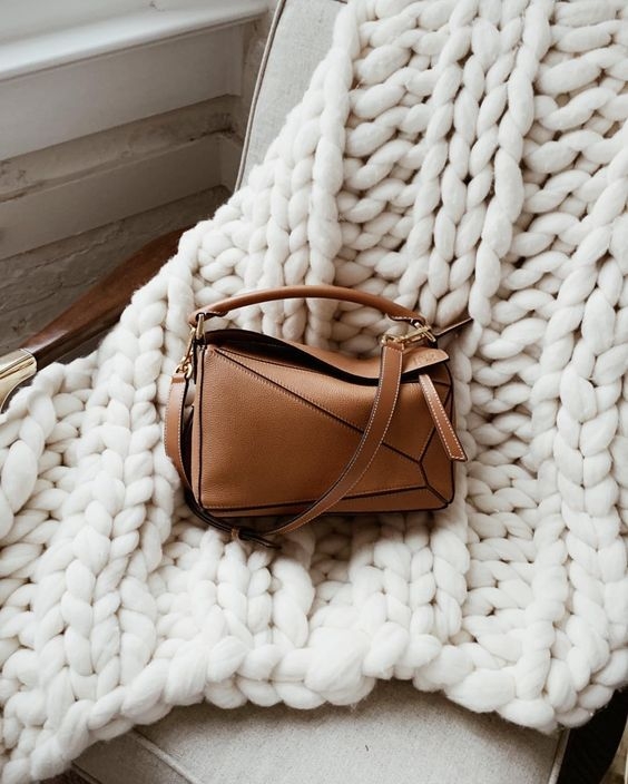 特別是自 2013 年在創意總監 Jonathan Anderson 入主後，第一個打造的 Puzzle Bag 就迅速成為了 it bag