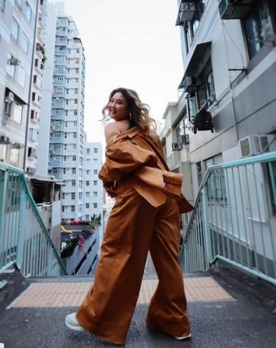 欣宜近日在Instagram曬出去年到日本的旅行照,她當時打扮成日本人氣女星渡邊直美,日本原宿系的造型十分亮眼,一向走歐美風的她風格突變,被網民大讚可愛,相似度封她為「港版渡邊直美」。在韓國和台灣都分別有被稱之為「台/韓版渡邊直美」的有李國主和大文都被欣宜給比下去了!