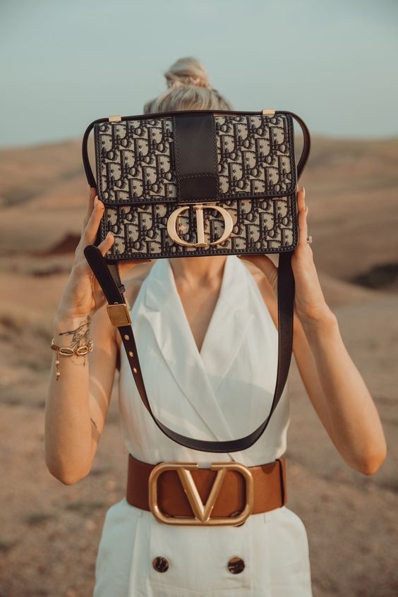 Dior加價絕對少不了Dior入門必備的「Calfskin 30 Montaigne Bag」,以長方形盒子設計配上Dior經典CD logo