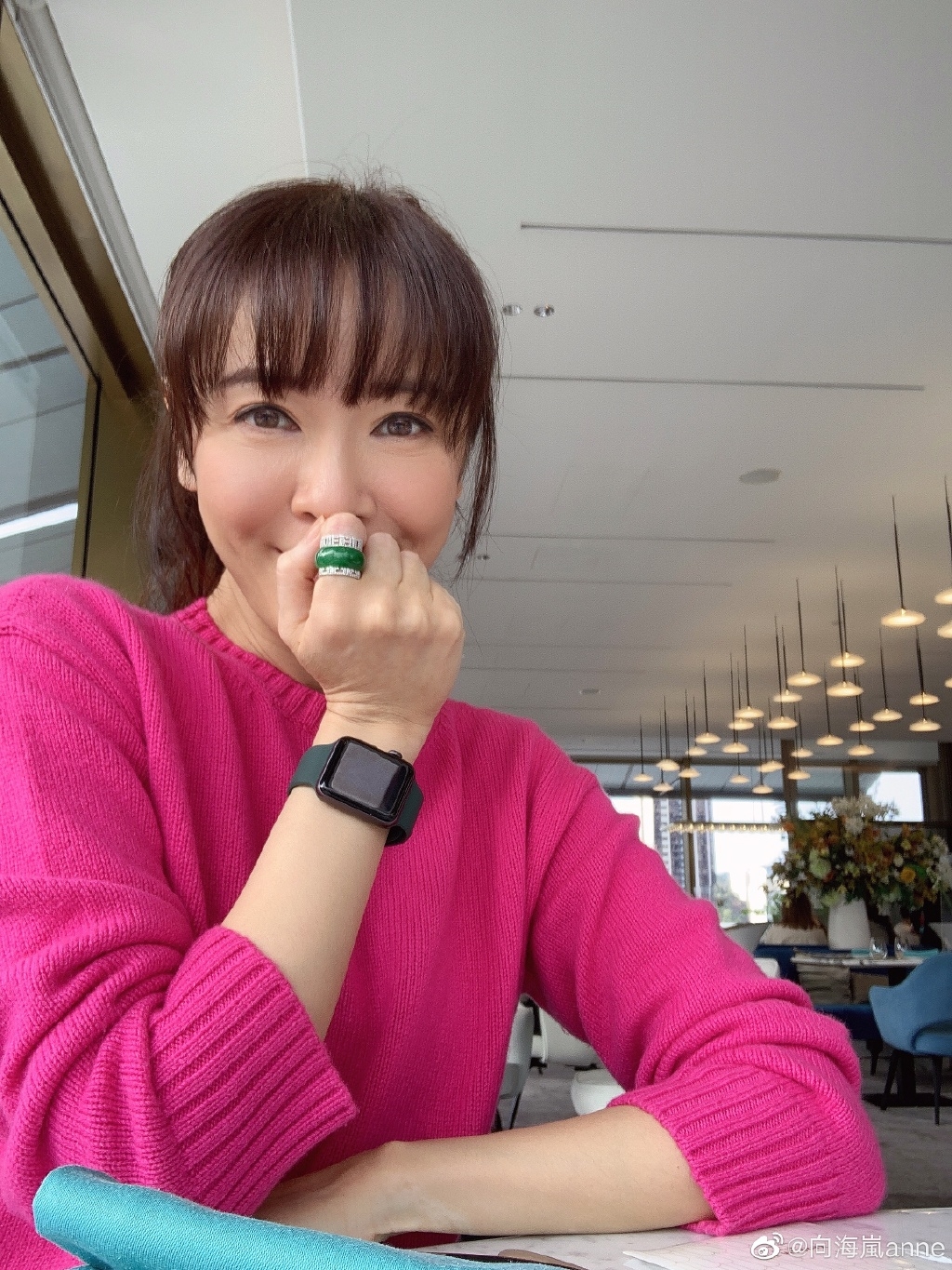 46歲的向海嵐就與梁思浩及友人high tea聚會,