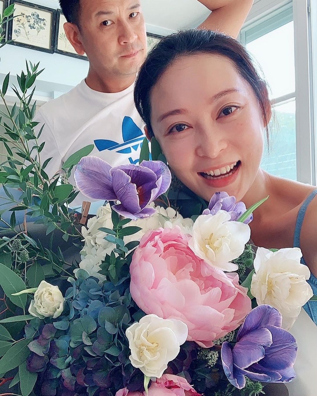 2009正式承認懷有「廣告燈箱大王」楊志翹的孩子，同年為他誕下女兒楊舒然。