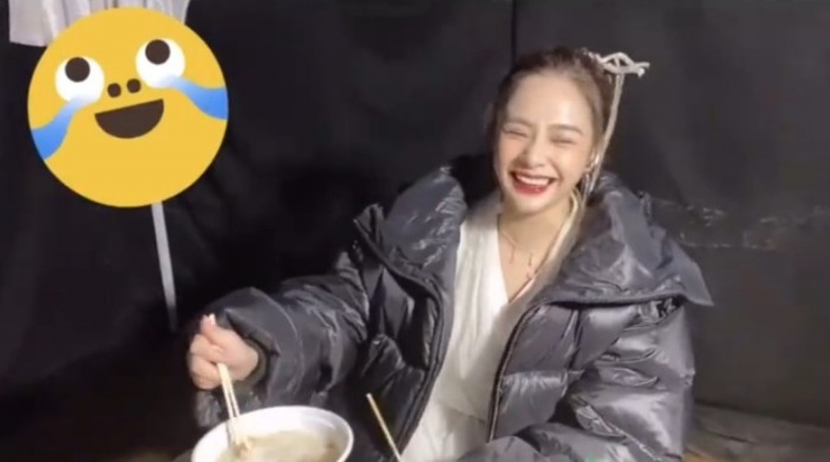 阿嬌拍片分享她的「拍戲日常」,穿上了坦已戲服的她在放飯時就與粉絲們分享她日常都在吃甚麼,更不怕自己易肥體質