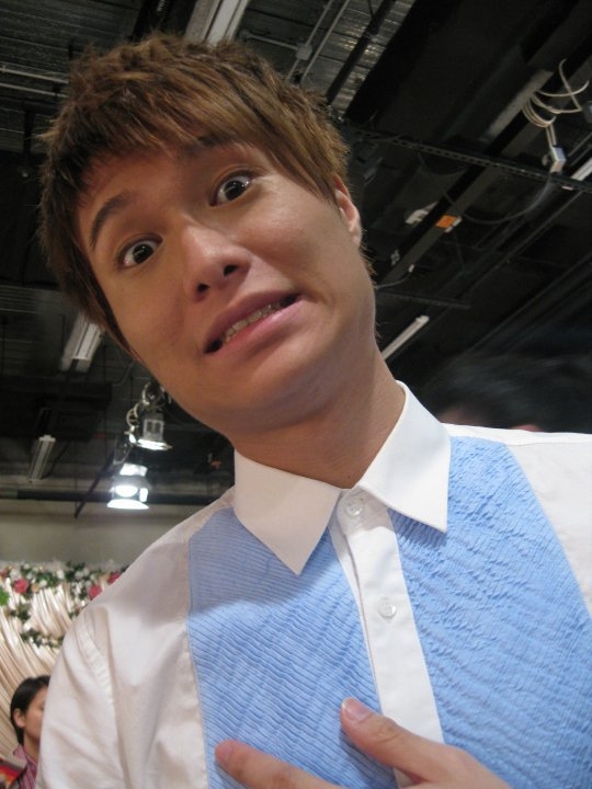 2011年時他的樣子還是十分青澀,那時換走了長長遮臉的髮型,換了個清爽的造型。