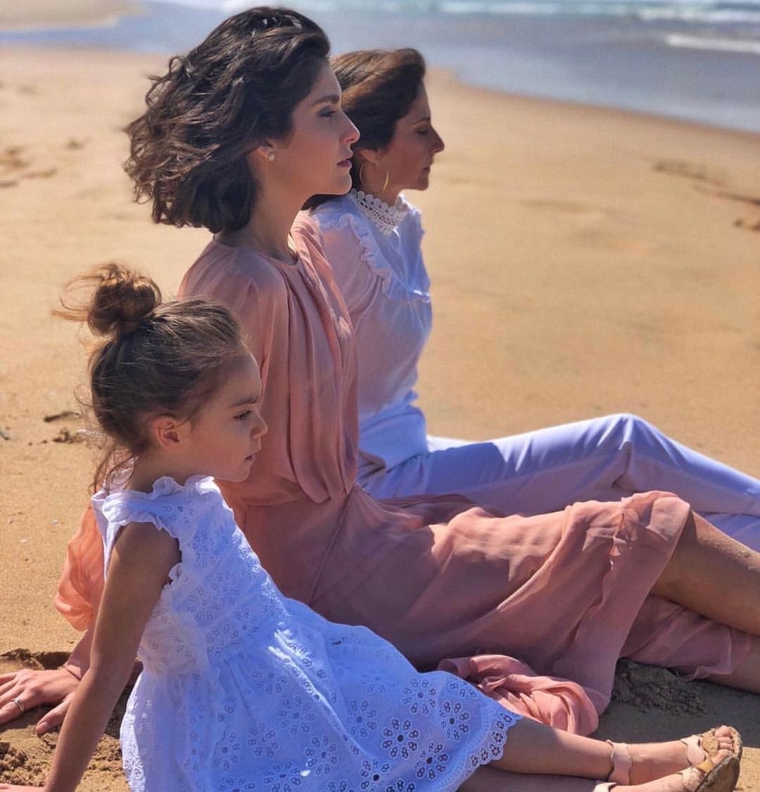 黎巴嫩祖孫三代同堂,凍齡嬤嬤外貌不輸後輩,三人絕美合照力證基因強大令網民驚嘆!